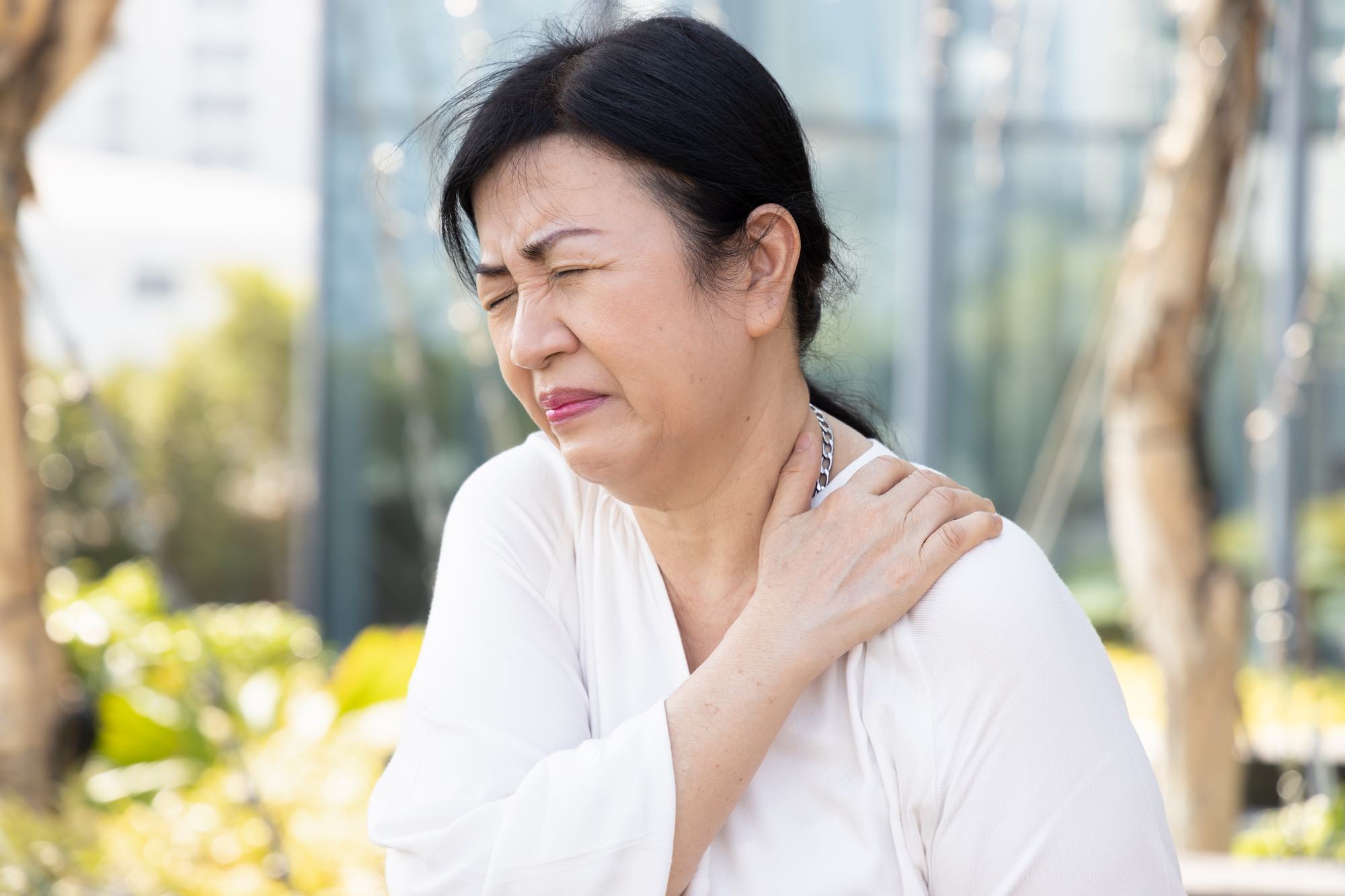 Frozen Shoulder: Symptoms, Treatment and Recovery